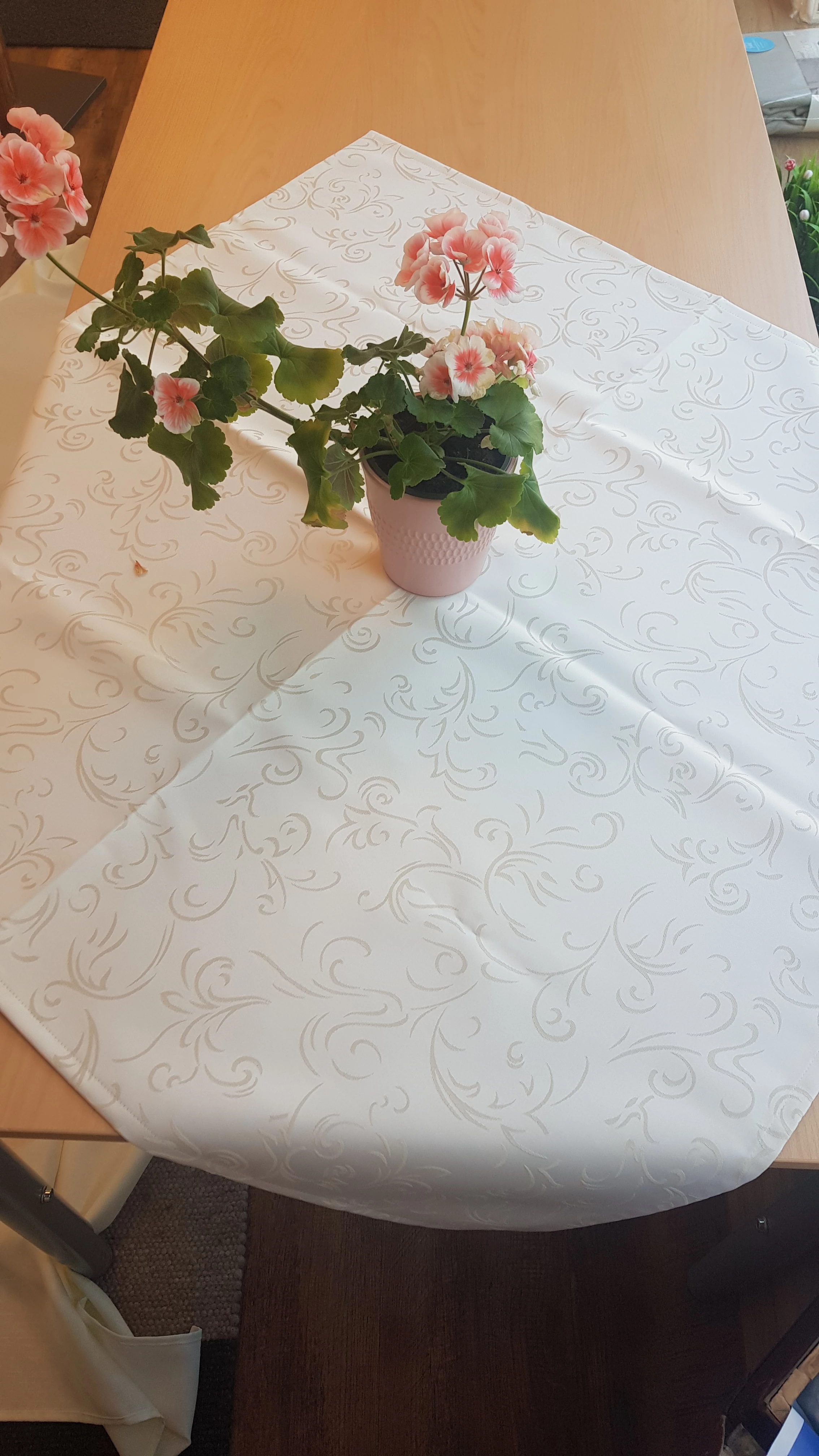 RANKE Mitteldecke, 100x100 cm, mit schmalem Saum, Dess. 22