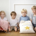 Kinder mit Beutel