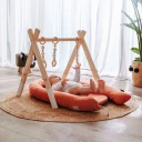 baby-im-babynest-unter-spielebogen