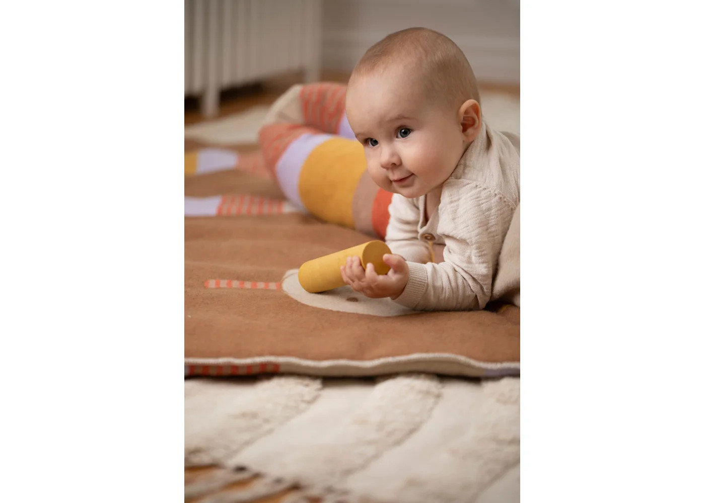 Baby auf Krabbeldecke